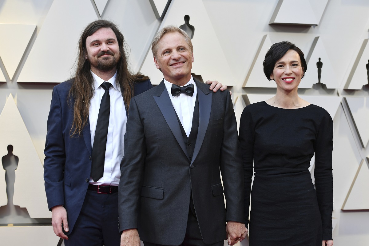 En la pasada gala de los Oscar, la pareja posó con Henry, el hijo de Viggo.