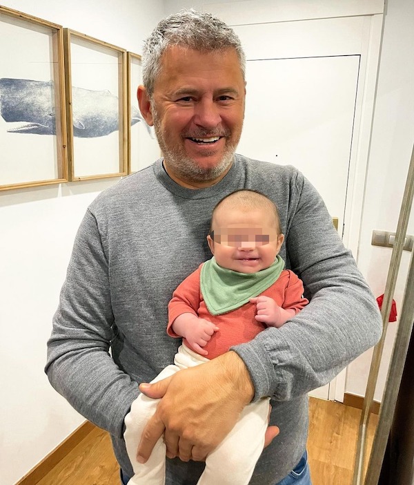 Miki Nadal, posando feliz con su hija Galatea (redes)