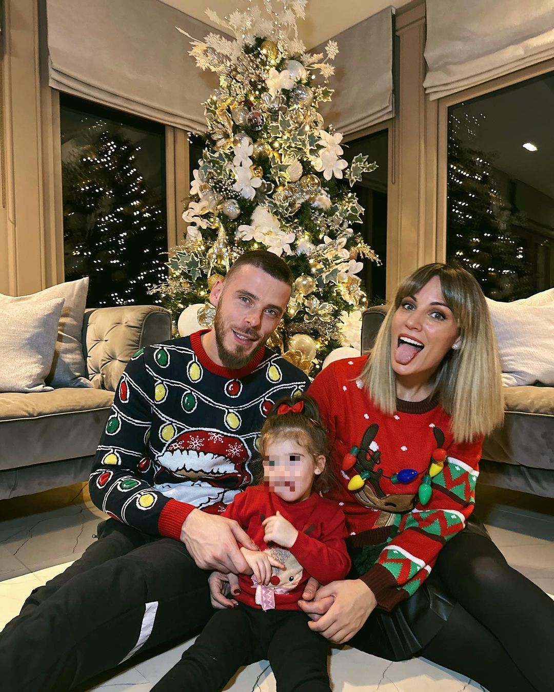 Edurne y David de Gea posando con Yanay en Nochebuena (@edurnity)