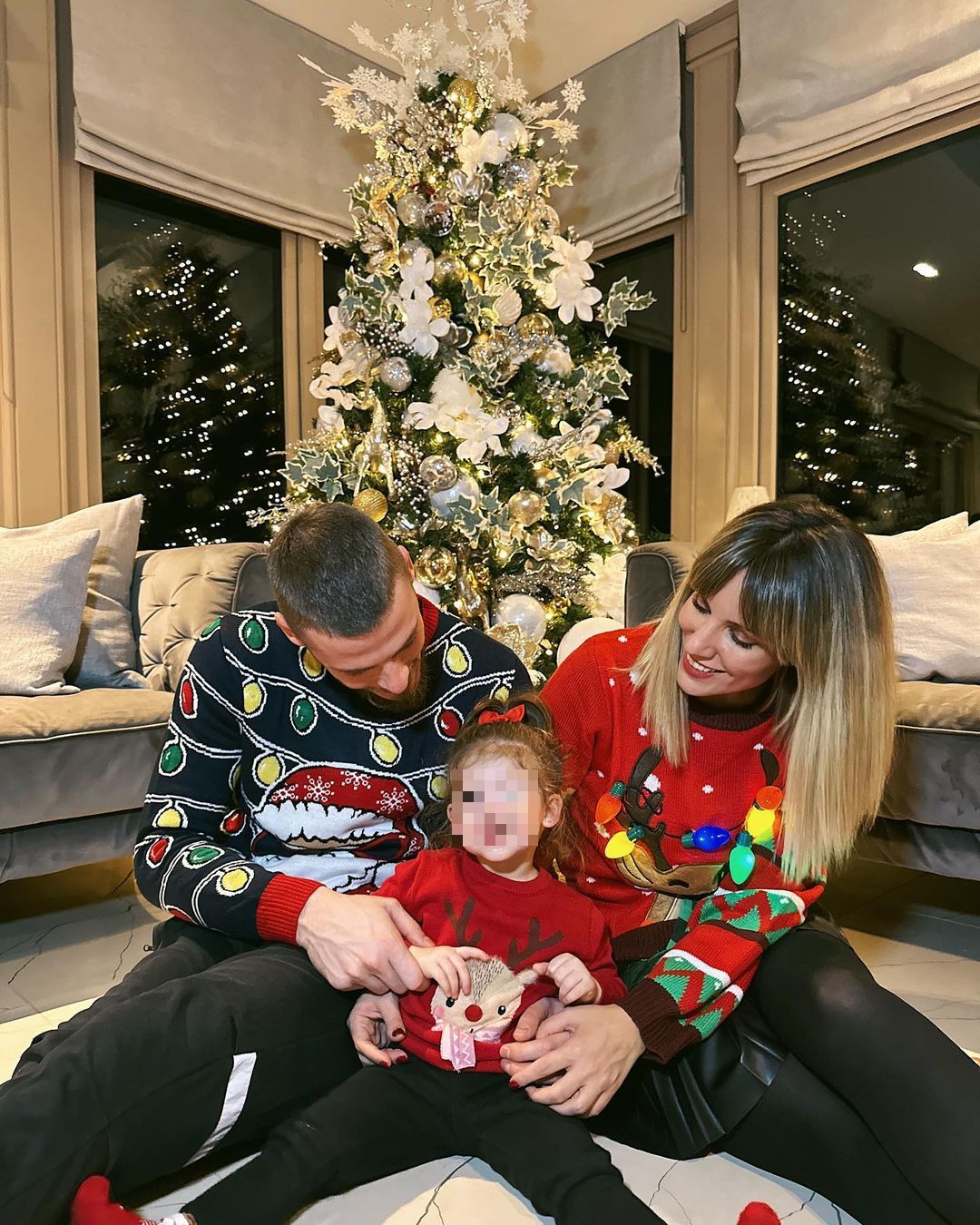 Edurne y David de Gea posando con Yanay en Nochebuena (@edurnity)