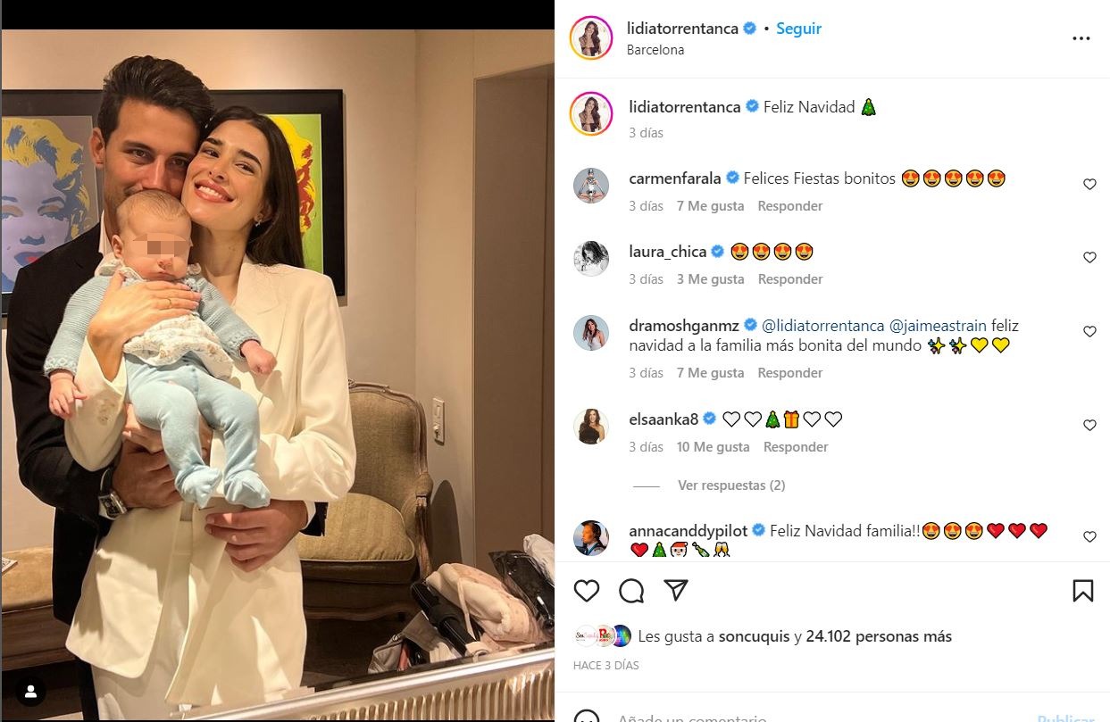 Lidia Torrent y Jaime Astráin posan con su hija Elsa