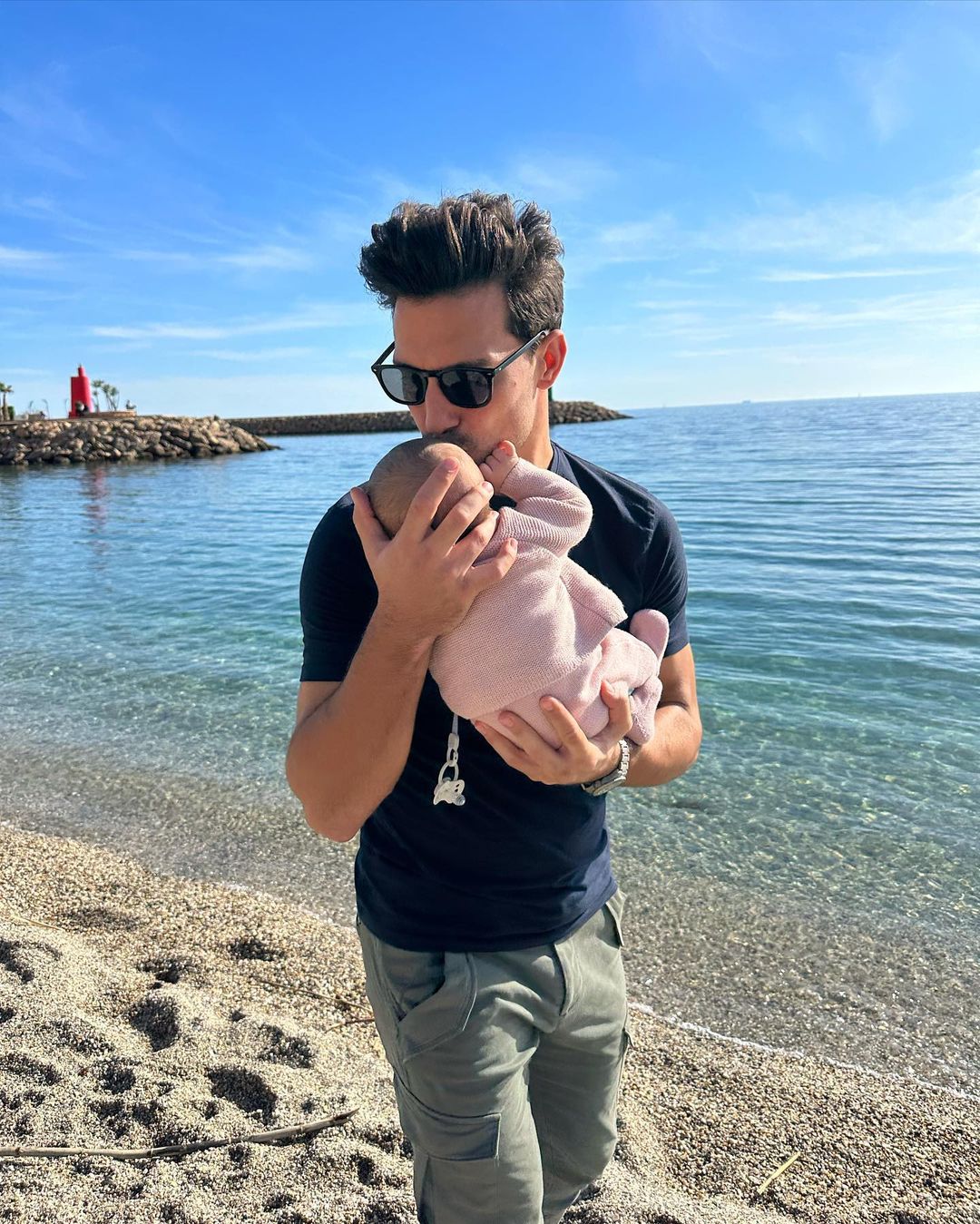 Jaime Astráin posa con su hija en la playa.