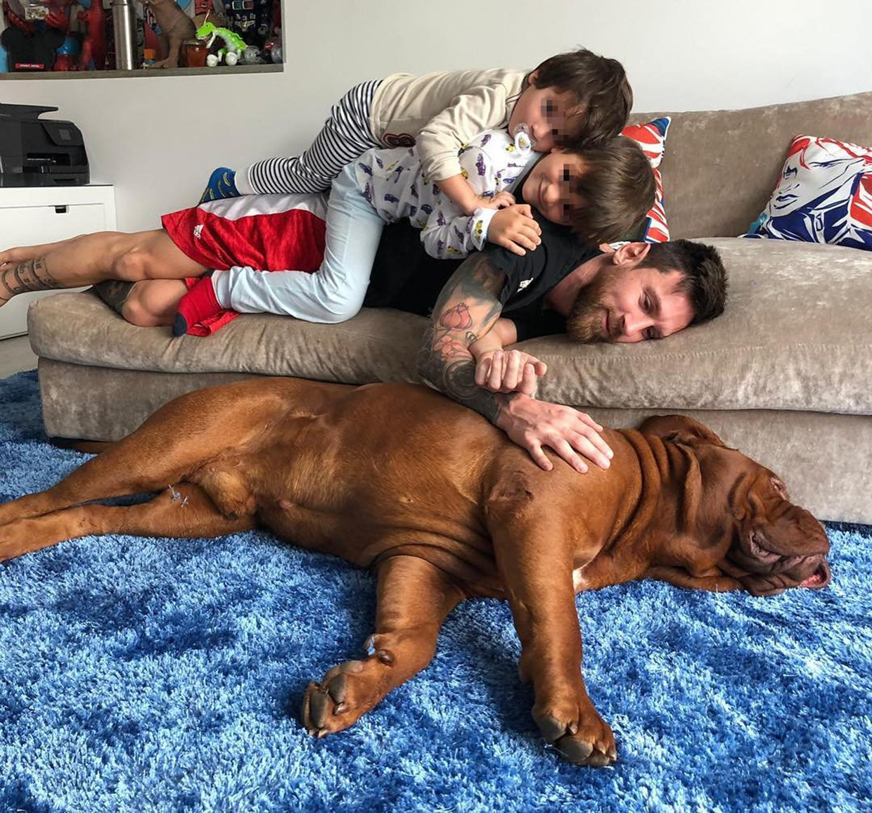 messi con sus hijos y su perro