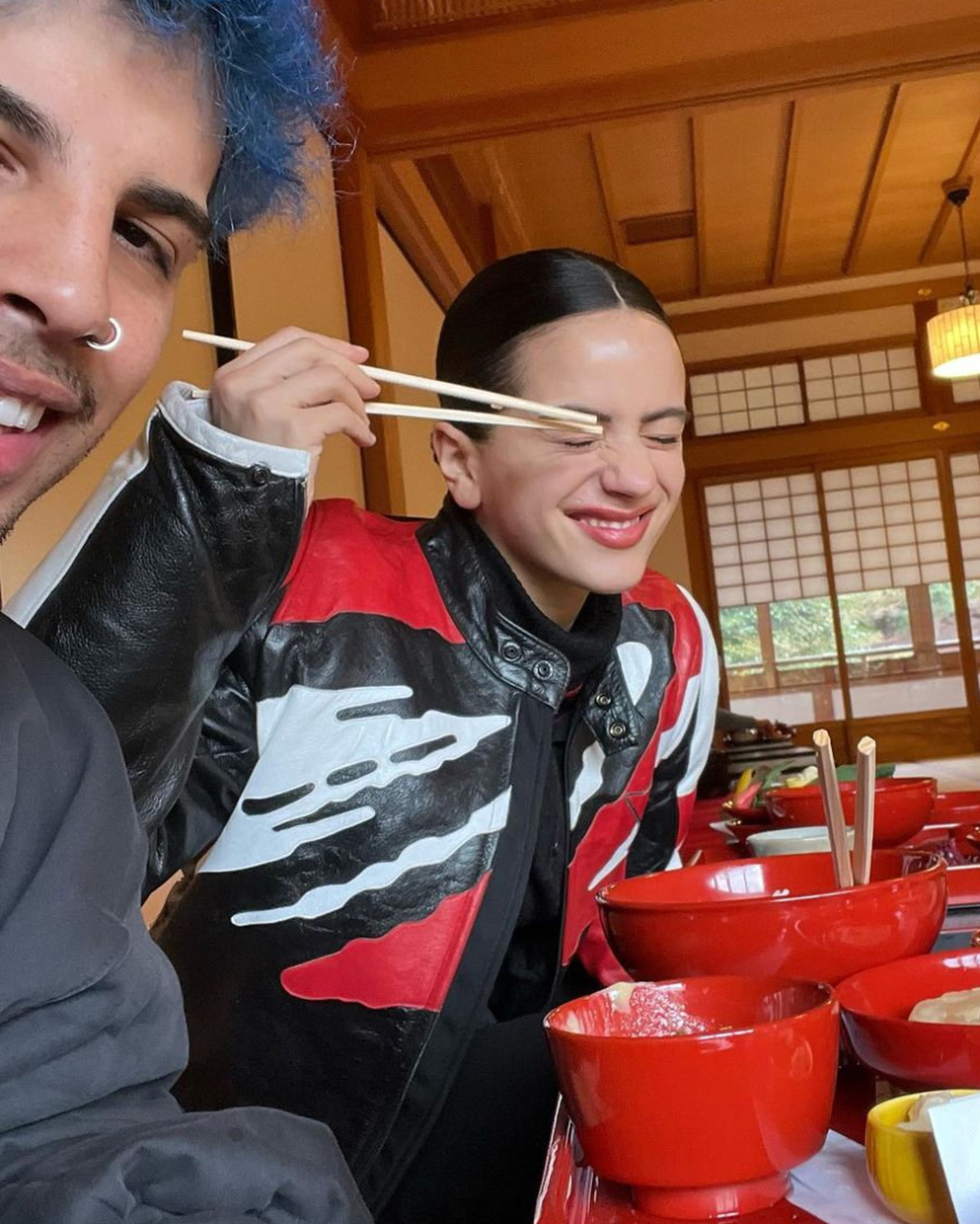 Rosalía comiendo en Japón con Rauw Alejandro.
