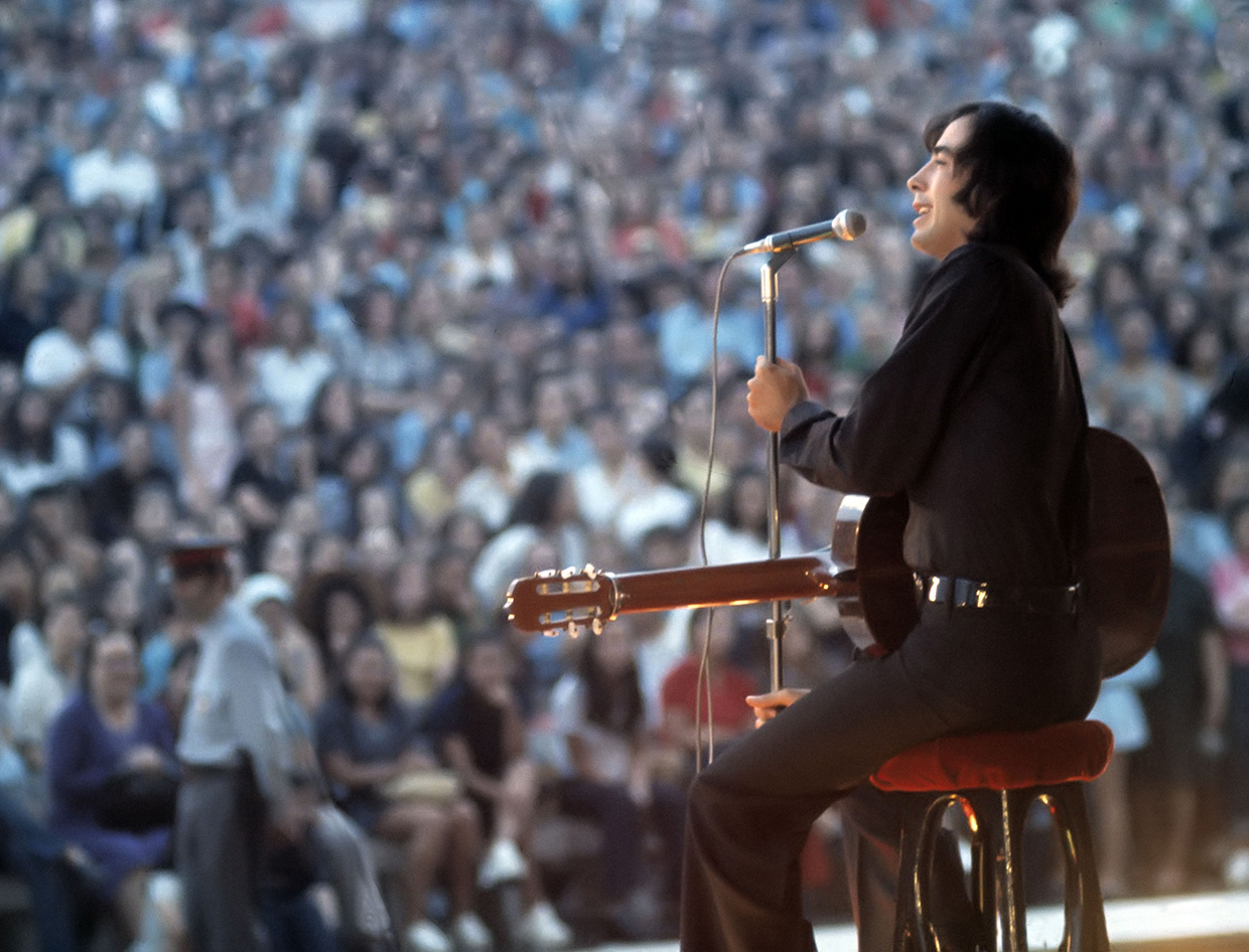 Serrat an engem Concierto zu Madrid am Joer 1976
