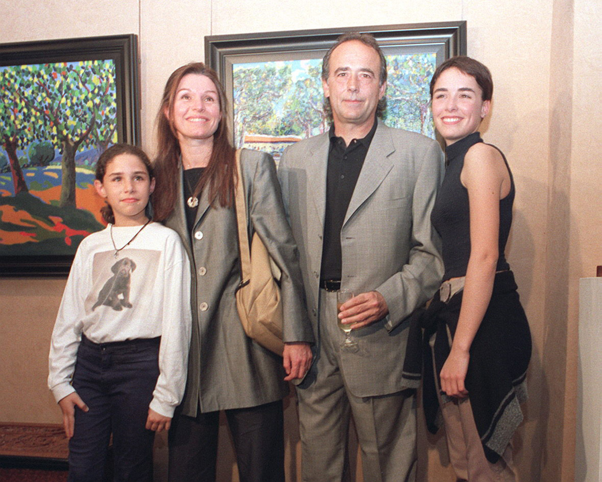 Serrat con su mujer y sus hijas