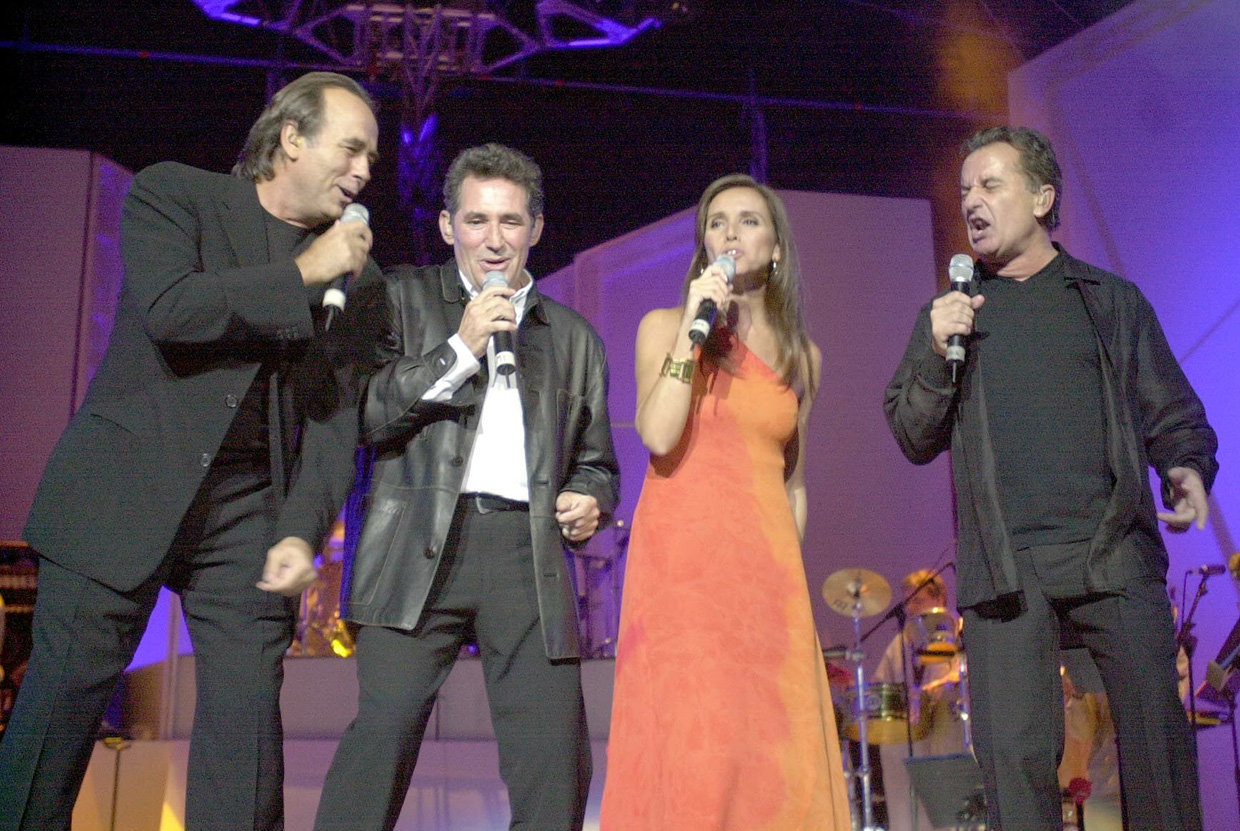 Serrat cantando mam Miguel Rios, Ana Belén a Victor Manuel.