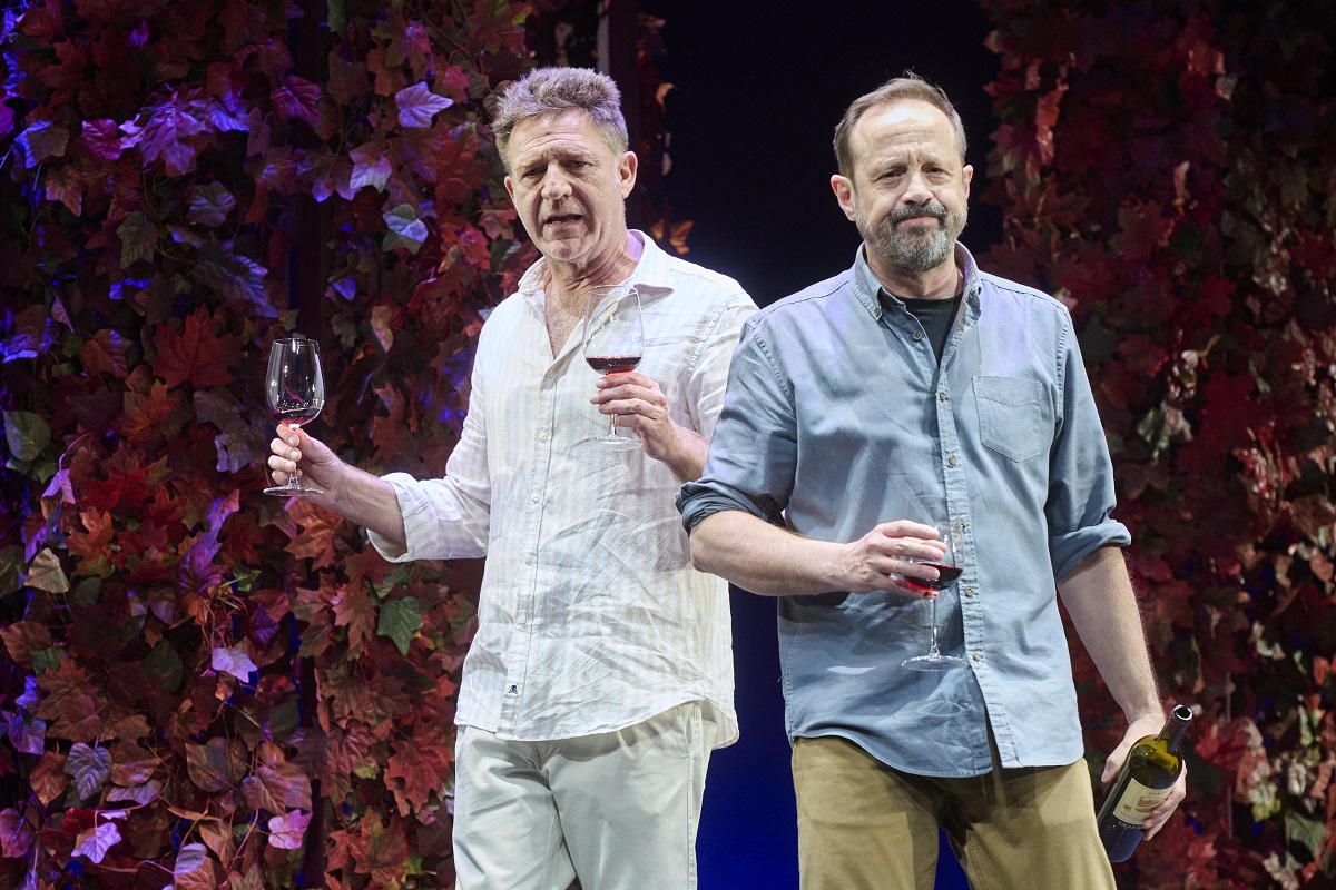 Juanjo Artero junto a Patxi Freytez en la obra de teatro 'Entre copas'.