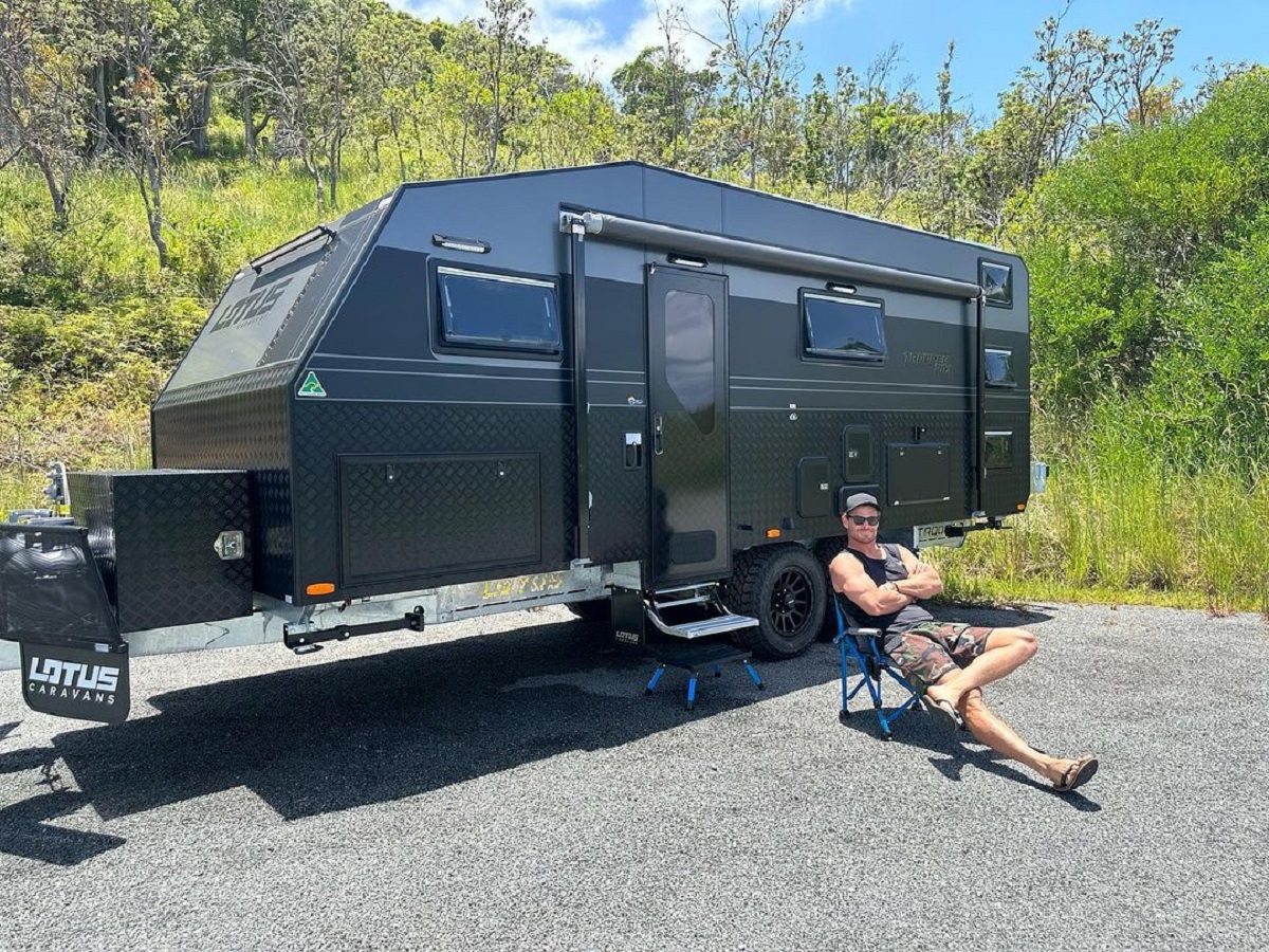 Chris Hemsworth posa delante de su caravana Lotus.