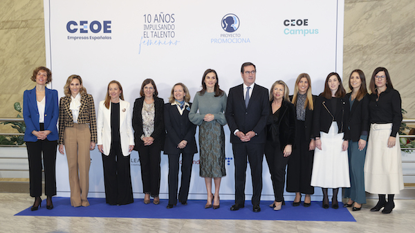 La reina Letizia, junto al presidente de la CEOE, Antonio Garamendi, y la vicepresidenta primera y ministra de Asuntos Económicos y Transformación Digital, Nadia Calviño, preside el acto de clausura de la X edición del "Proyecto Promociona" y de los primeros Premios CEOE Promociona, cuyo objetivo es que más mujeres participen en puestos de responsabilidad en las empresas, este miércoles en IFEMA, Madrid.