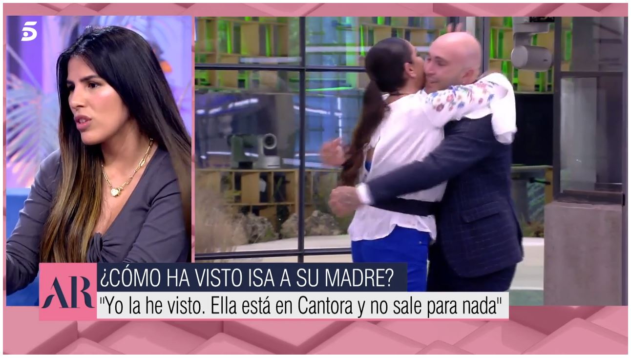 Isa explica que su madre no sale de Cantora.