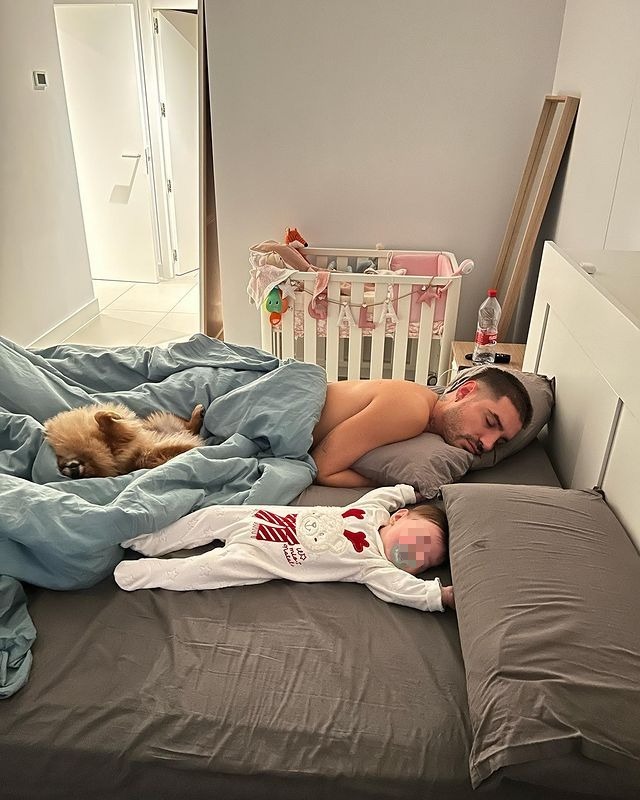 Violeta compartió una imagen de su bebé y Fabio en su dormitorio