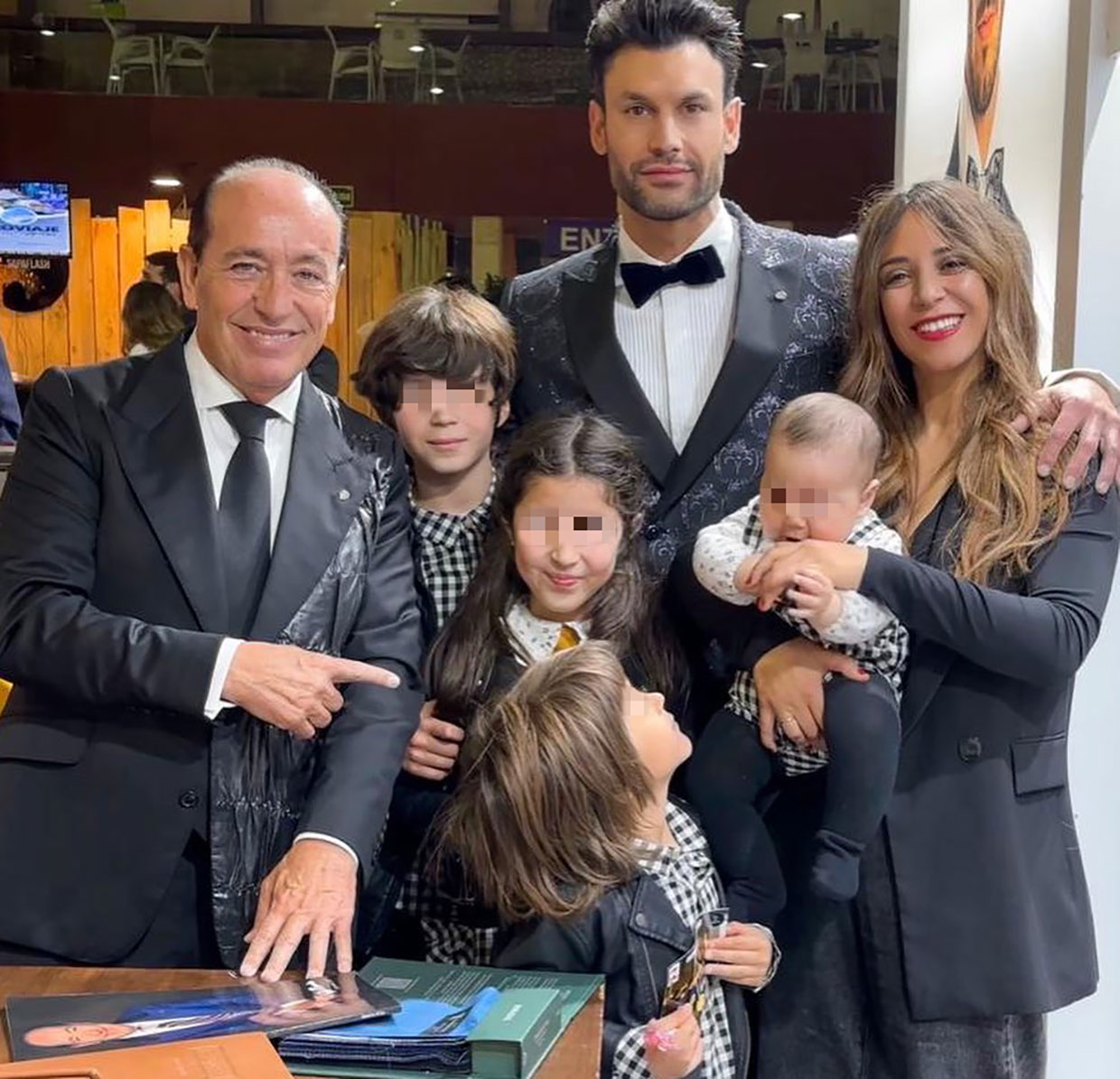 Jorge Pérez con su familia