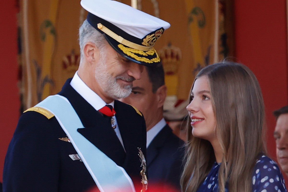 El rey Felipe mira con amor a su hija pequeña, con quien tiene una preciosa relación.