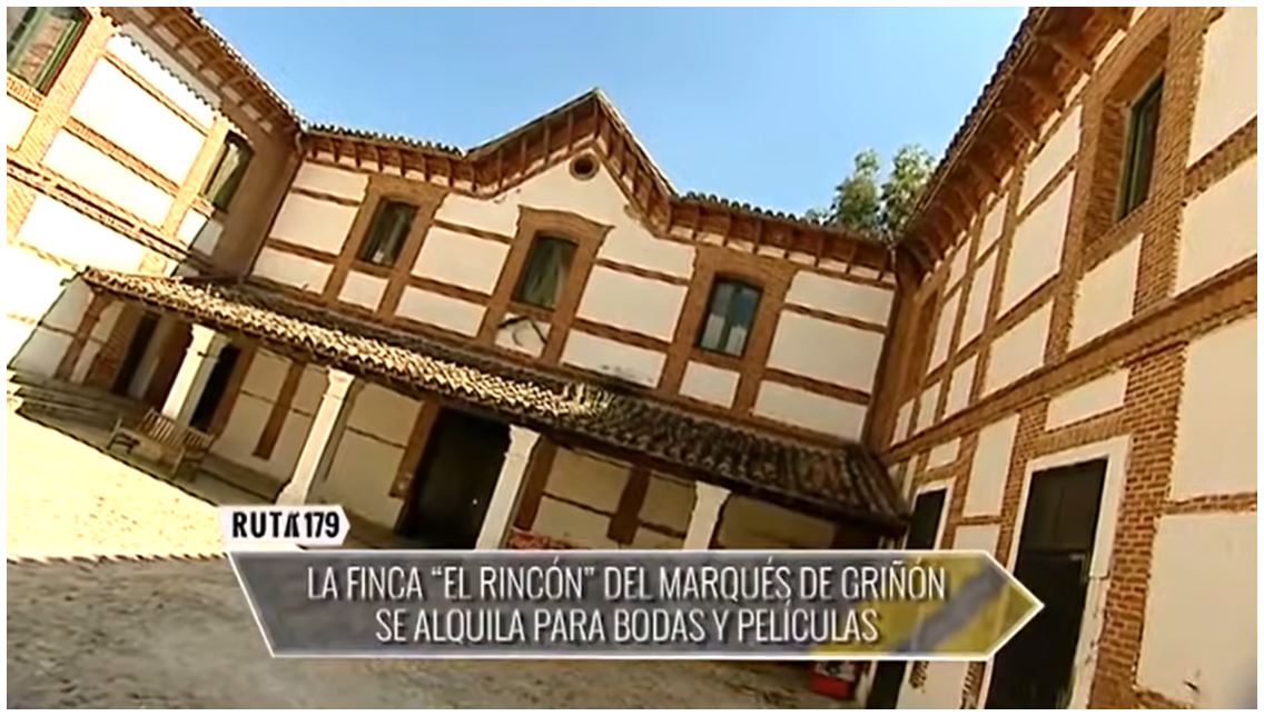 El palacio tiene varios patios de caballerizas.