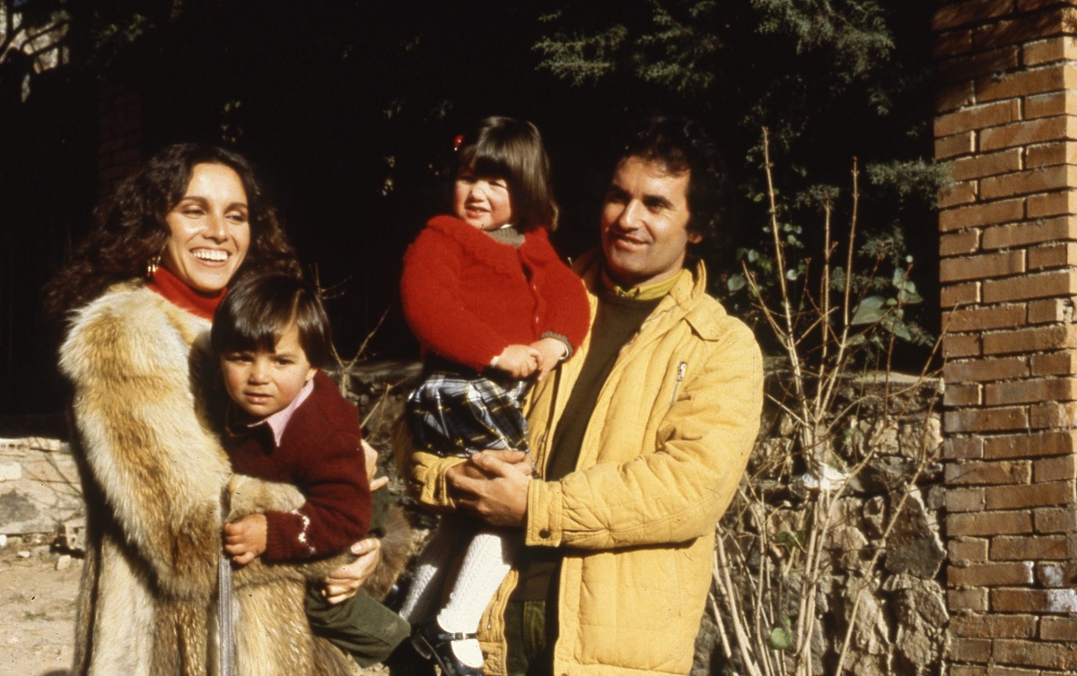 Los cantantes con sus hijos, cuando eran pequeños.