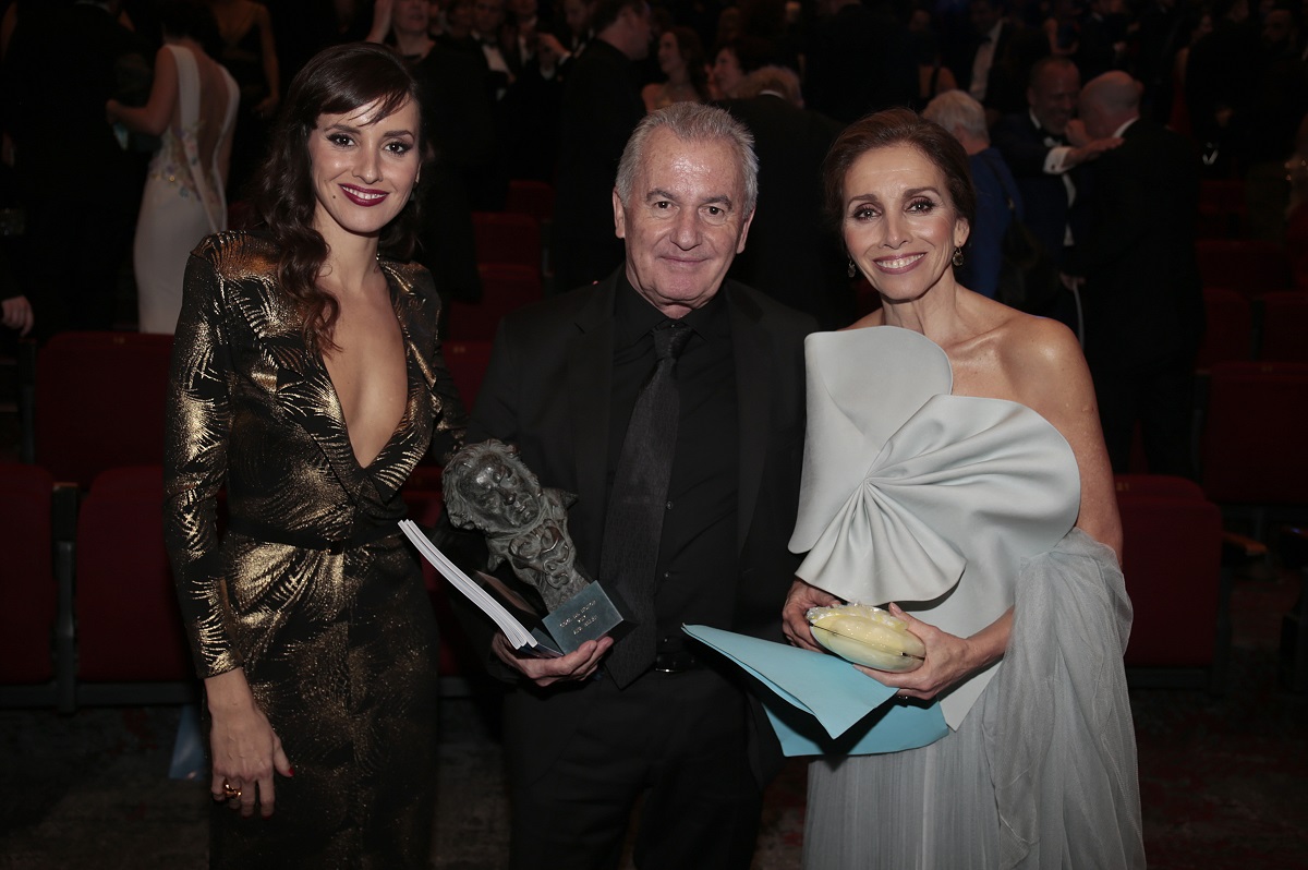 Marina, con sus padres en la gala de los Goya.