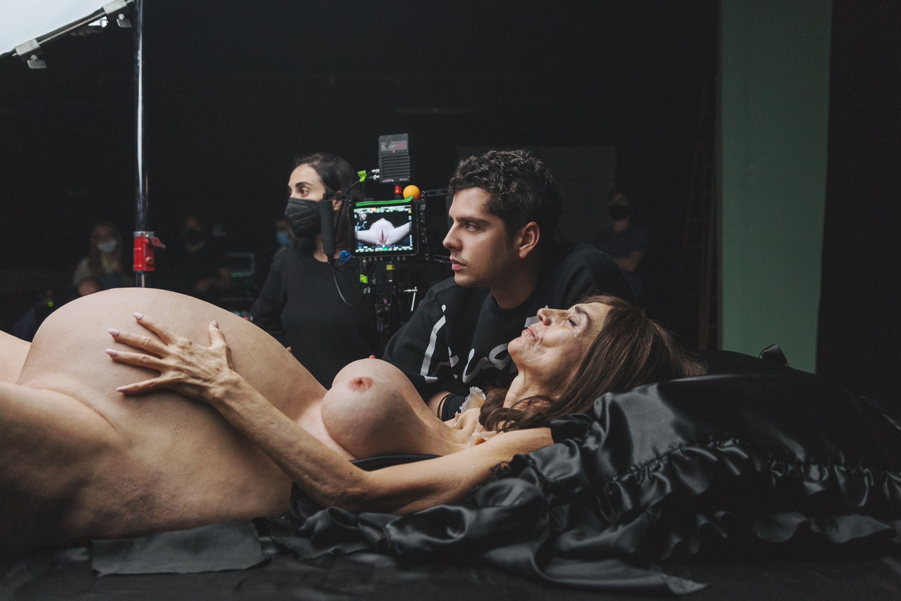 Ángela y Eduardo en la escena del parto de la película.