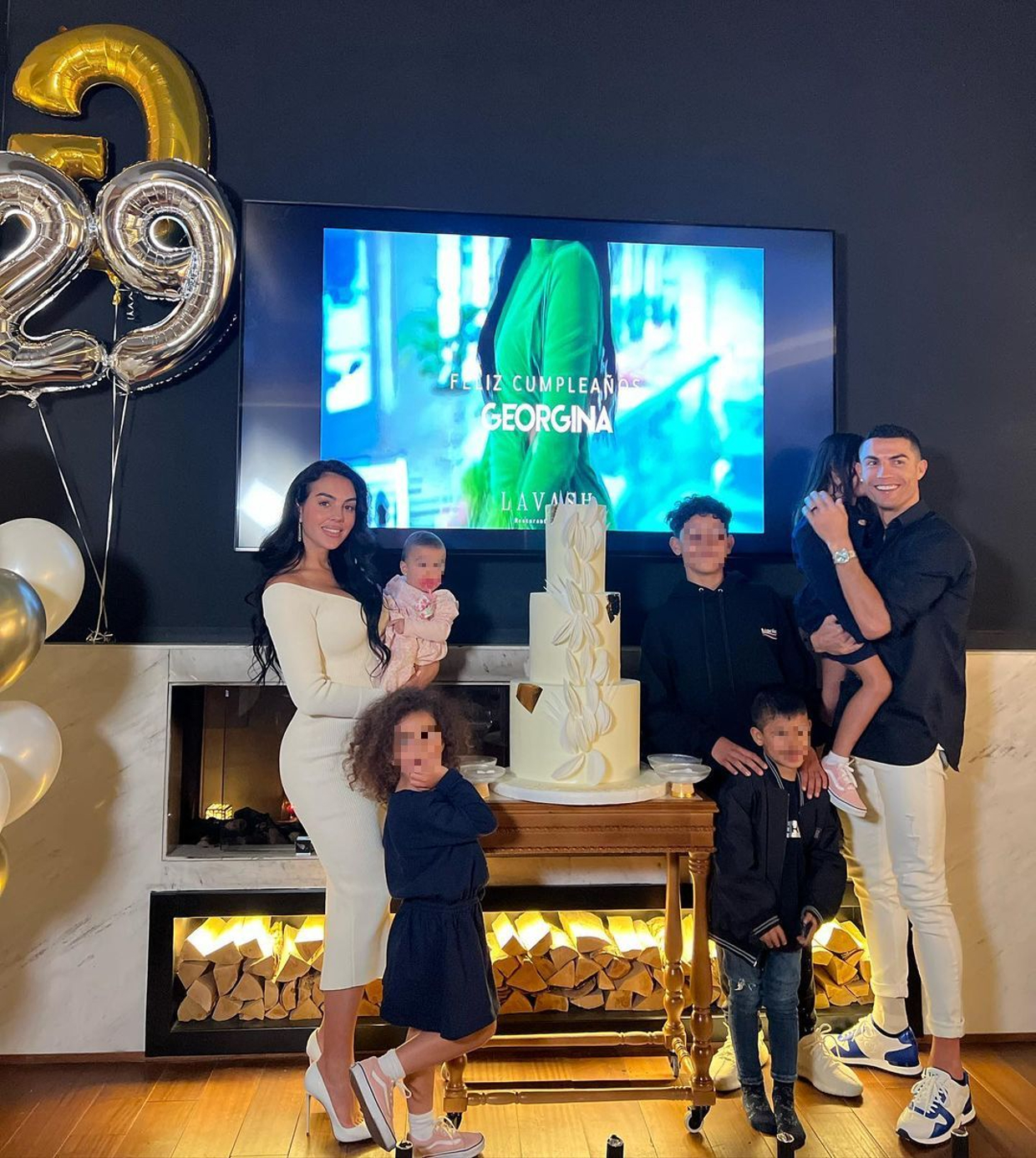 Georgina Rodríguez y Cristiano Ronaldo junto a sus hijos (@georginagio)