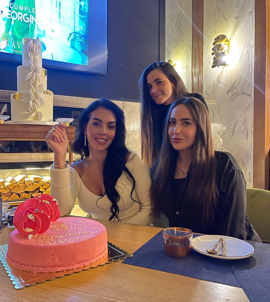 Georgina Rodríguez junto a su hermana y su amiga (@georginagio).