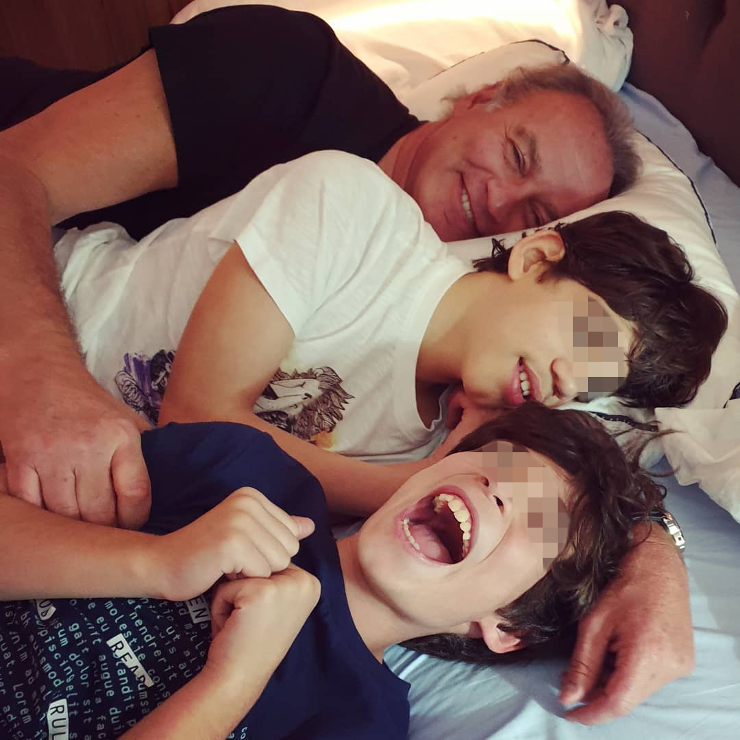 Bertín Osborne en la cama con sus hijos, Kike y Carlos.