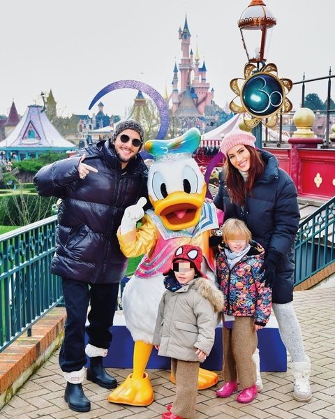Manuel Carrasco y Almudena Navalón con sus hijos en Disney