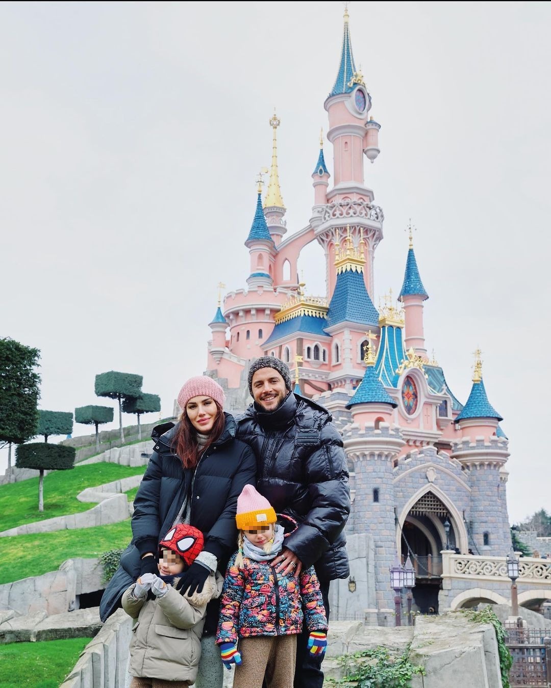 Manuel Carrasco y su familia posan en el castillo de Disneyland París.