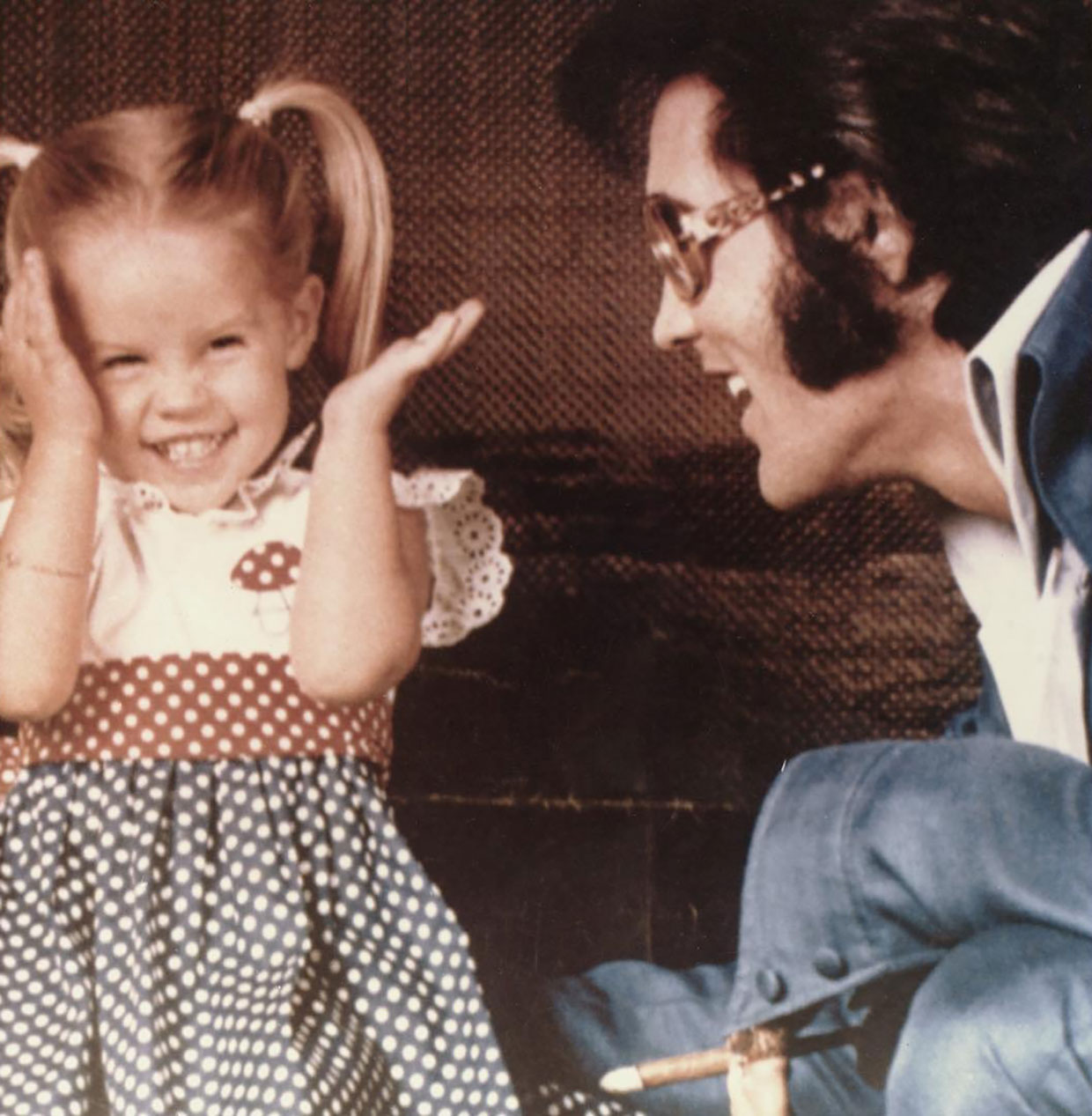 Lisa Marie de niña con su padre Elvis Presley
