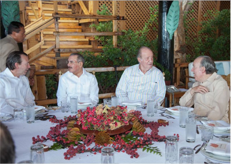 Juan Carlos I, en un almuerzo informal con Pepe Fanjul (a la derecha) y otros amigos.