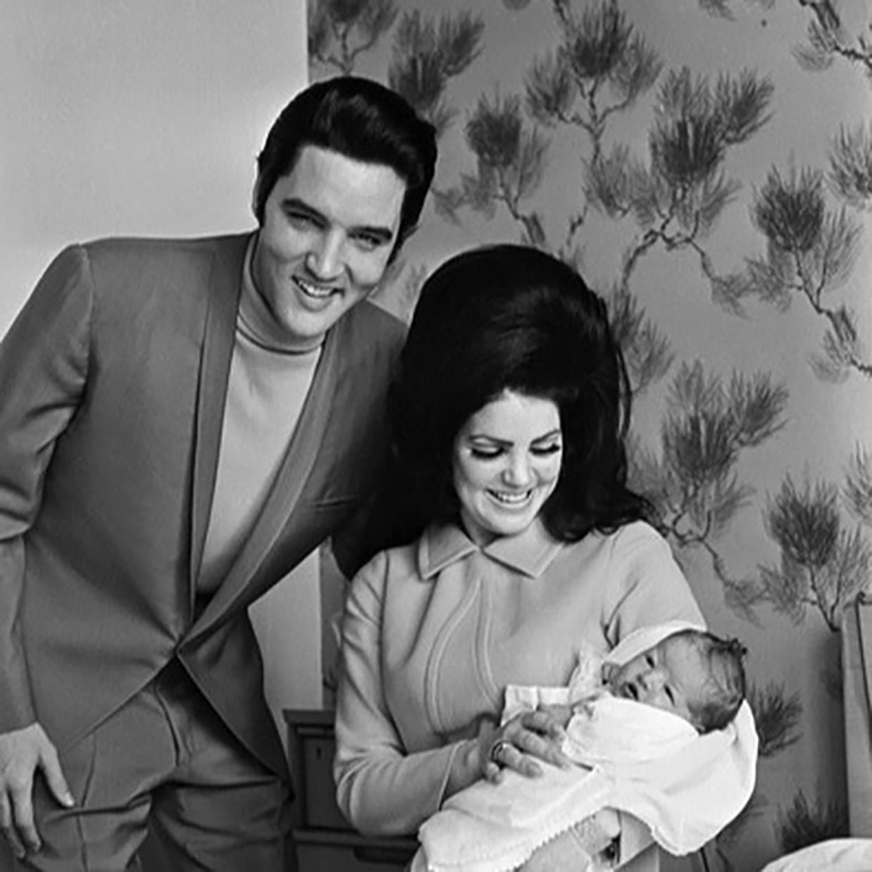 Lisa Marie bebé con sus padres, Elvis y Priscilla.