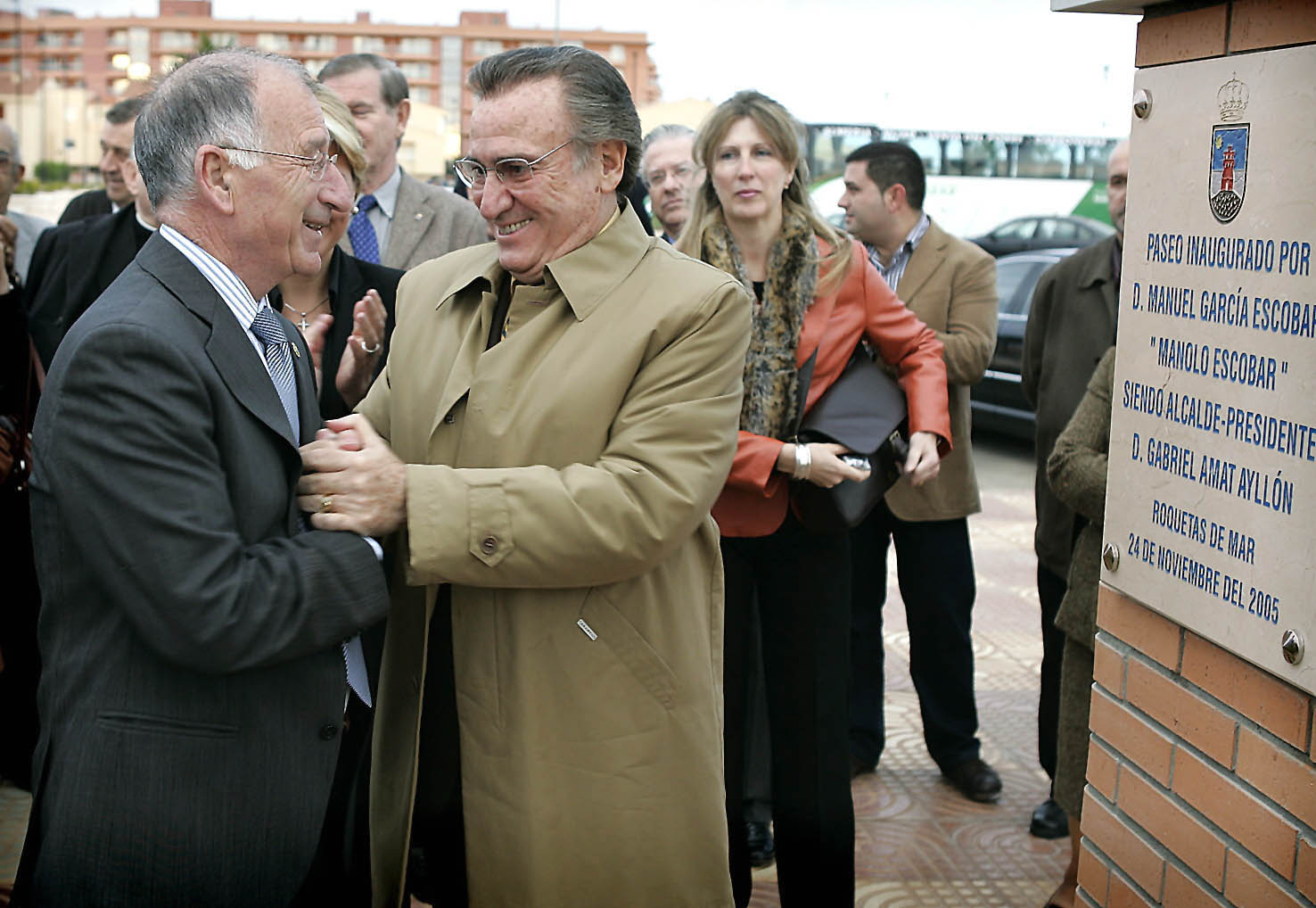 El cantante Manolo Escobar con su calle de Roquetas de Mar (Almería).