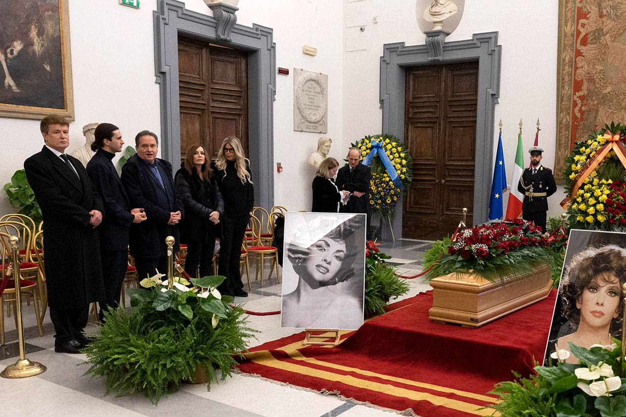 Javier Rigau y la familia de Gina Lollobrigida en su funeral en Roma.
