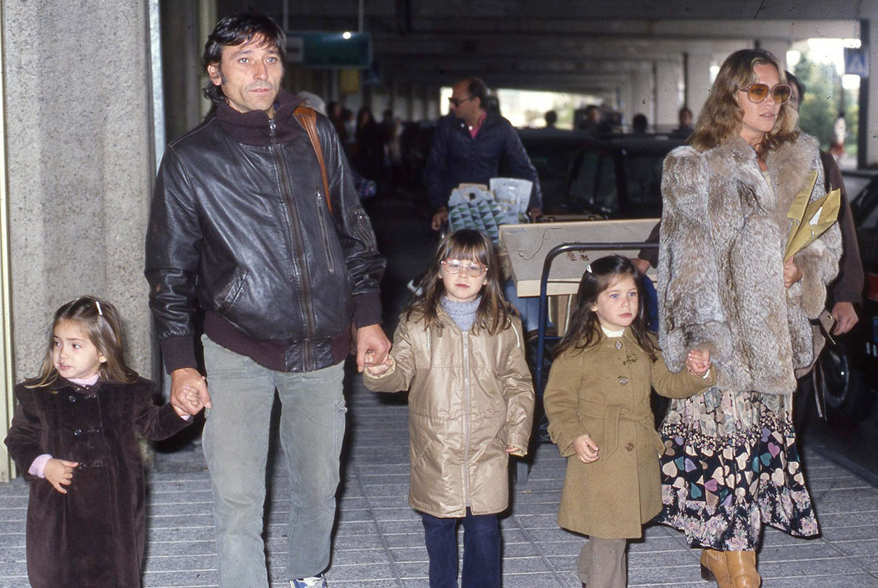 Marisol paseando por la calle con su segundo marido y sus hijas