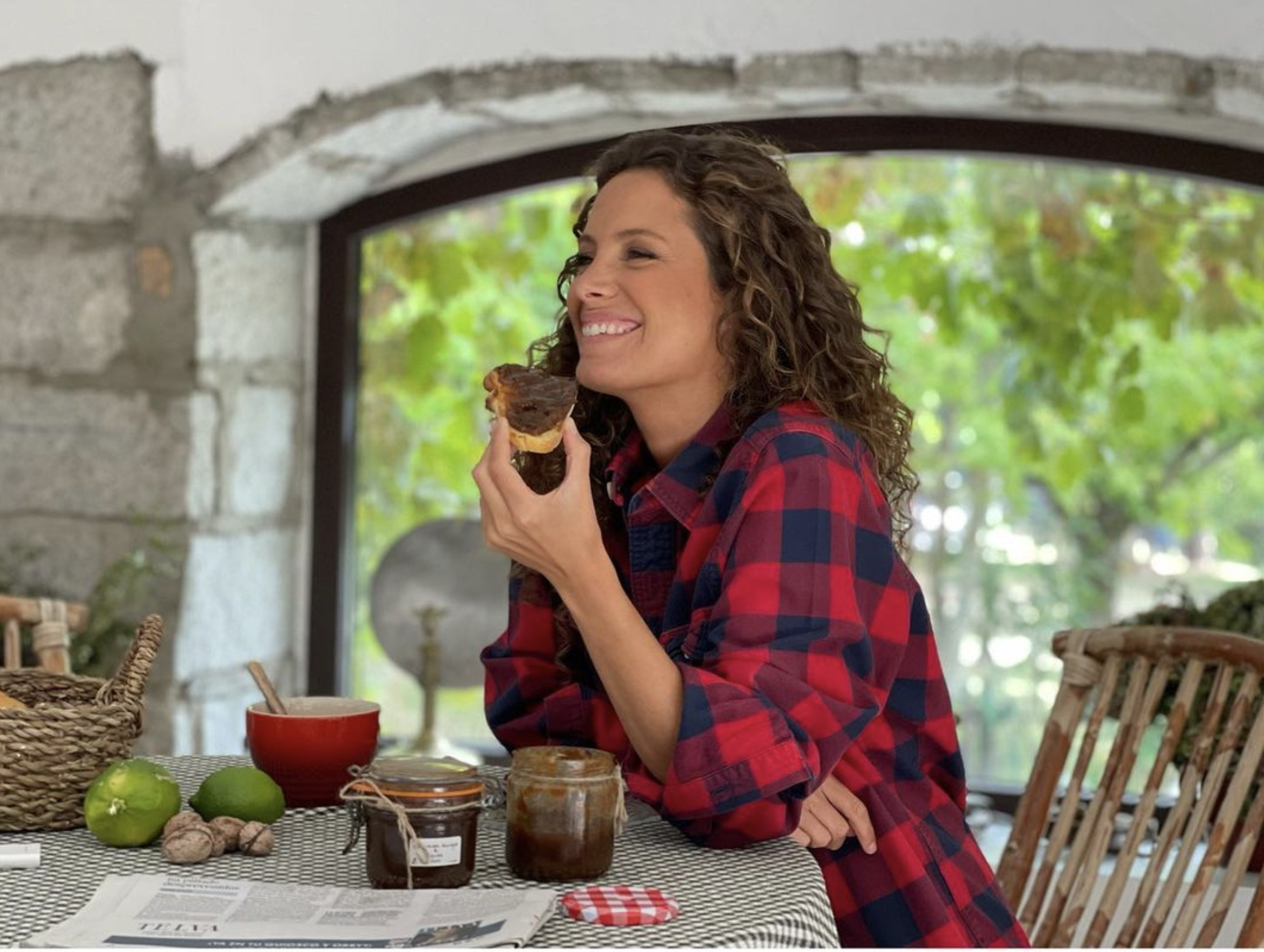 Así es su bonito comedor, con paredes de piedra.