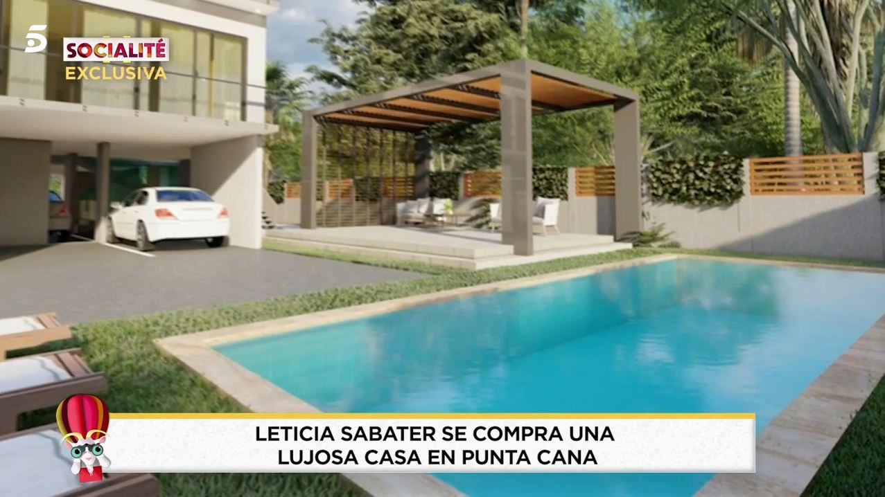 La urbanización cuenta con garaje y piscina.