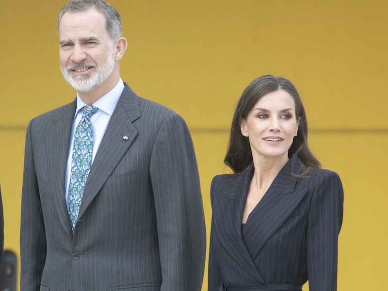 El Rey Felipe VI y la Reina Letizia, a su llegada al acto de entrega de los Premios Nacionales de Innovación y de Diseño 2022, en el Centro Niemeyer