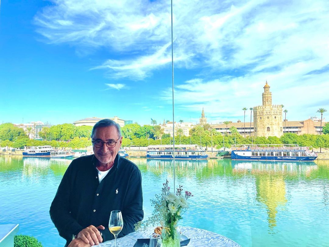 Carlos Herrera en Sevilla, con la Torre del Oro de fondo.