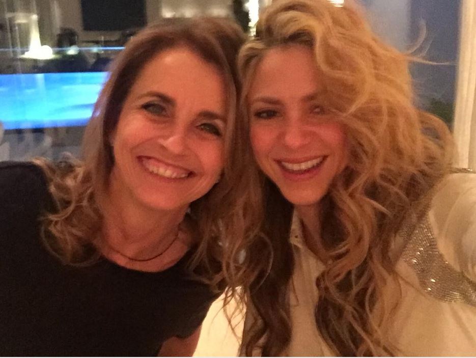 Shakira y su suegra y vecina, Montserrat Bernabéu.