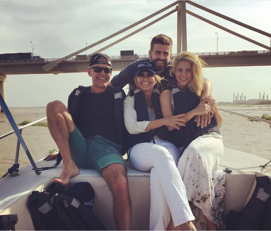 Piqué y Shakira, con los padres de este, en un viaje familiar a Colombia.