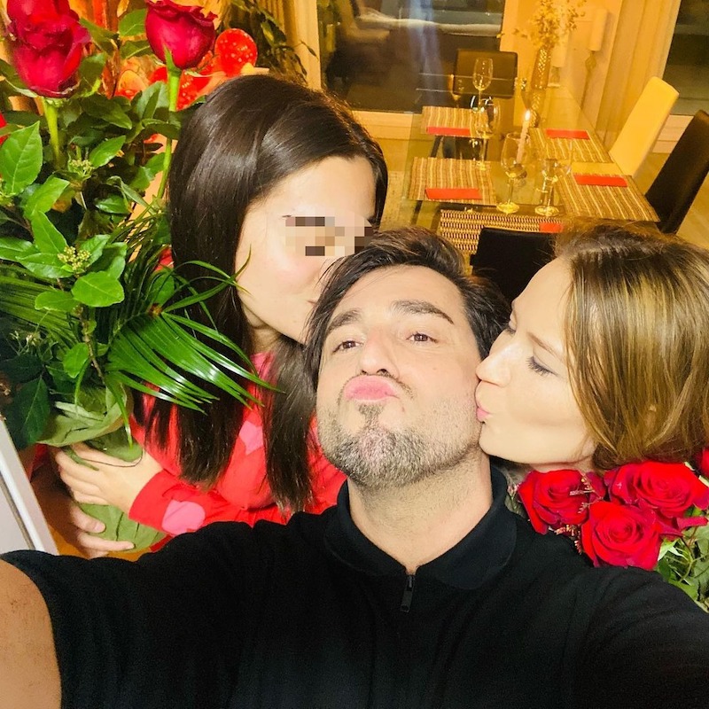 Bustamante posa junto a Daniella y Yana Olina en San Valentín