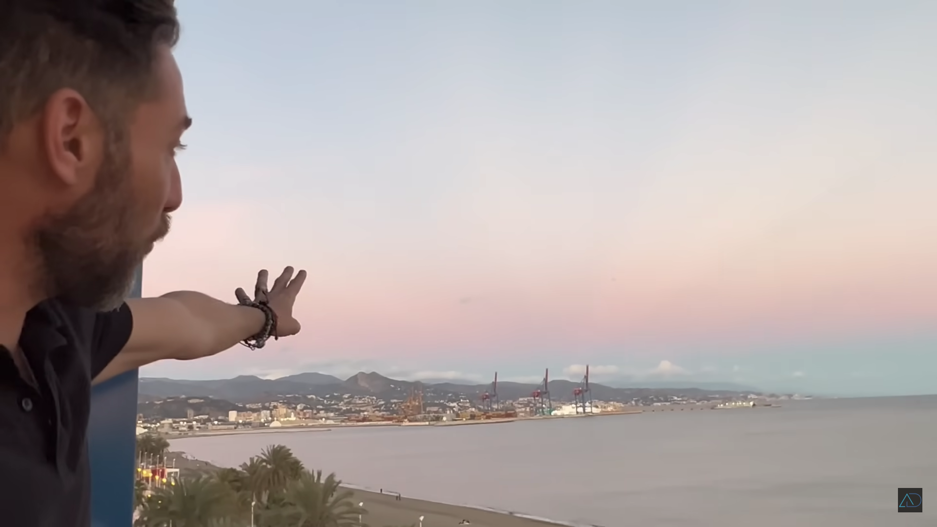 Antonio David, en la terraza de su casa nueva.