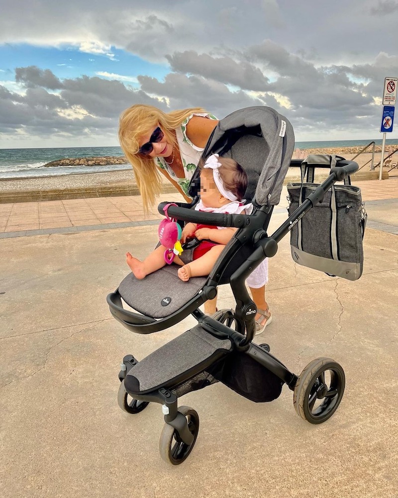 Carmen Ferrón, en una imagen con su nieta Antonella en el carrito de bebé