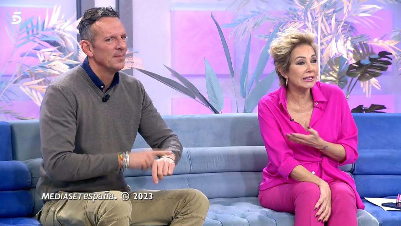 Ana Rosa y Joaquín Prat bromean en directo.
