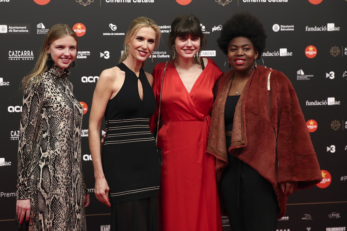 Judit Mascó junto a sus hijas María, Paula y Romita.