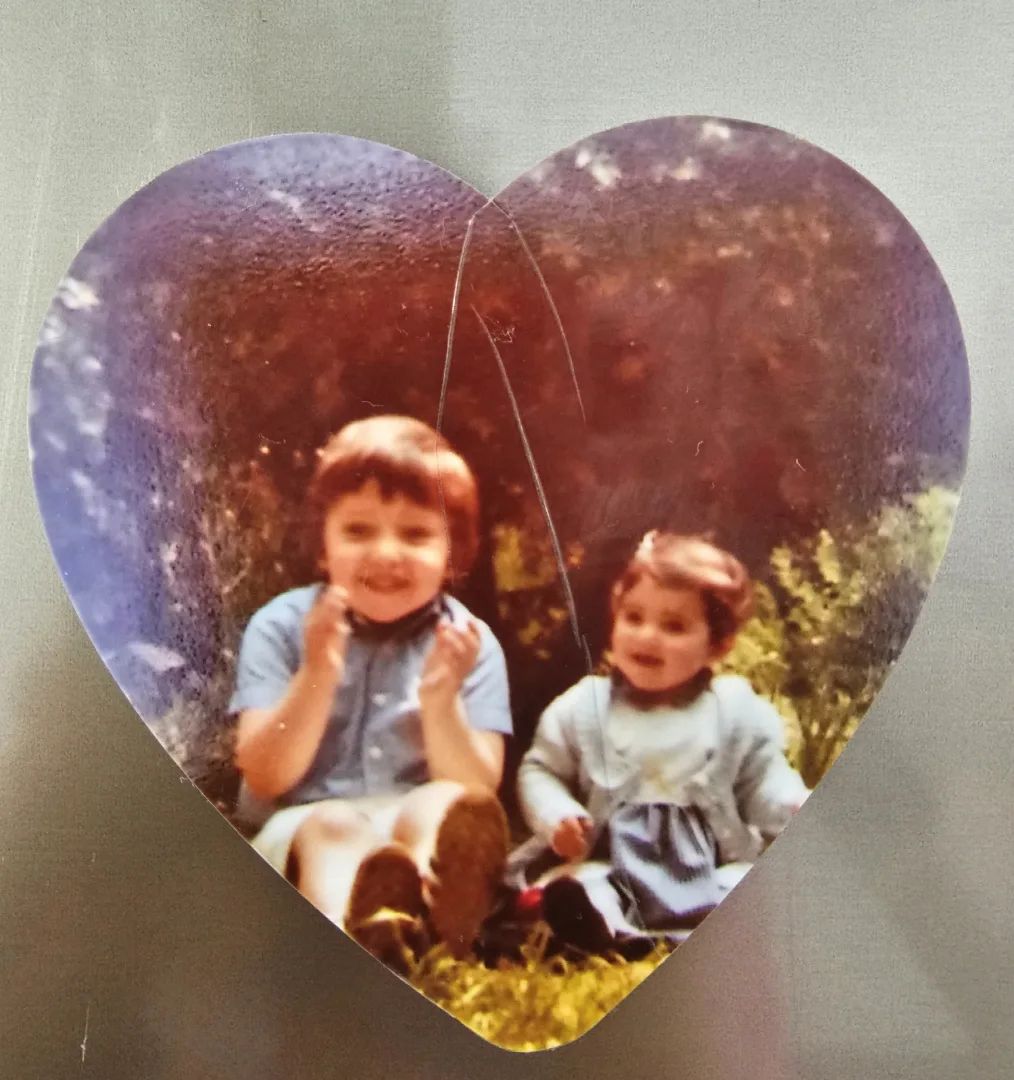 Paula y su hermano Luisma, de niños.