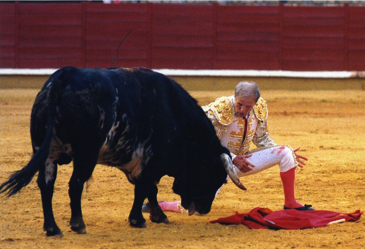 Manuel Benítez haciendo su famoso "salto de la rana".