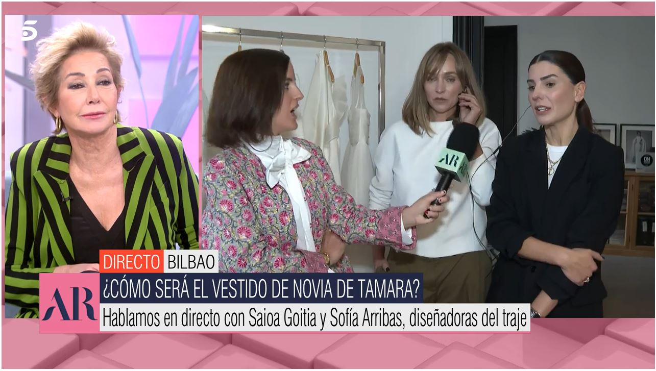 Ana Rosa Quintana, hablando con las creadoras del vestido de Tamara Falcó.