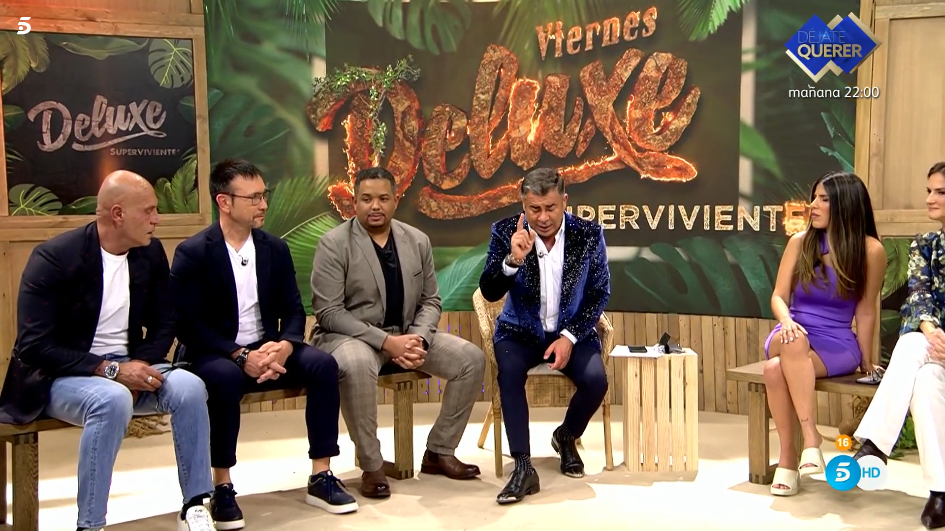 Los colaboradores durante el debate sobre 'Supervivientes 2023' en el 'Deluxe'.