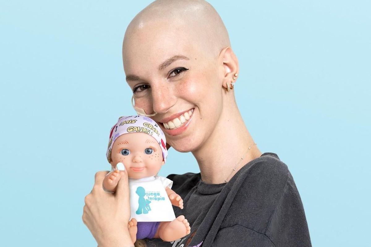 Elena Huelva junto al 'baby pelón' que diseñó para Juegaterapia.