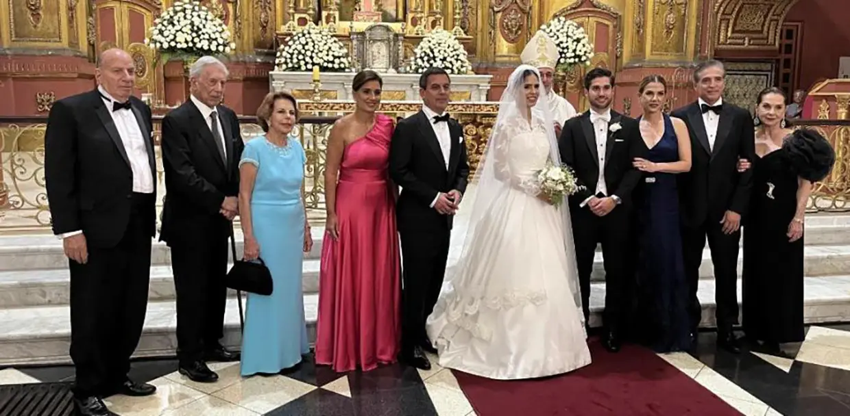 Mario Vargas Llosa en la iglesia en la ceremonia de la boda de su nieta